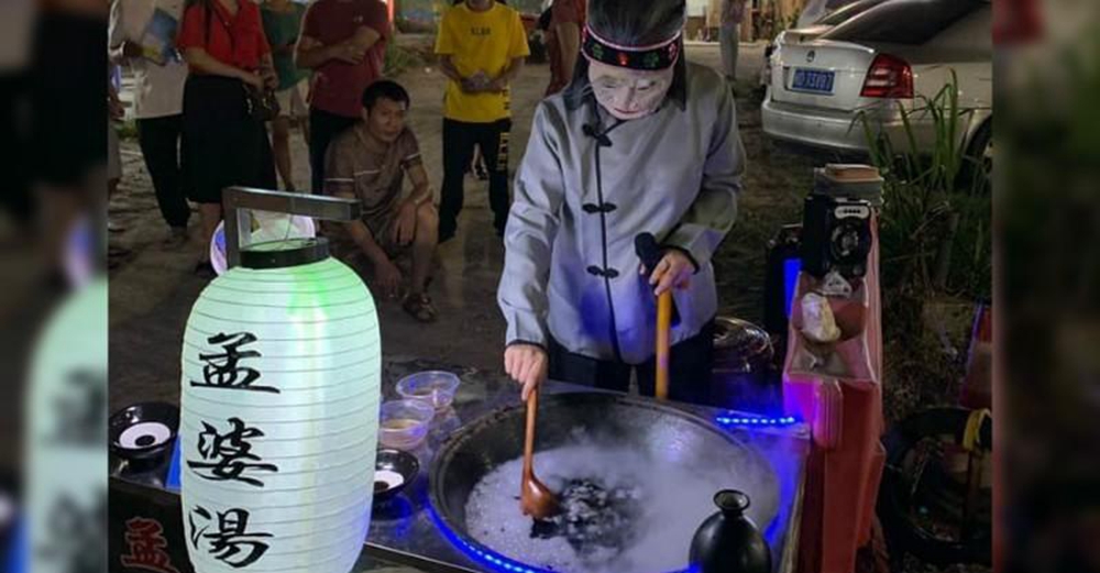 夜市驚見孟婆湯，老婆婆邊賣邊笑鍋子冒黑色泡泡，過來人曝喝起來感覺還不賴：一堆人搶著買