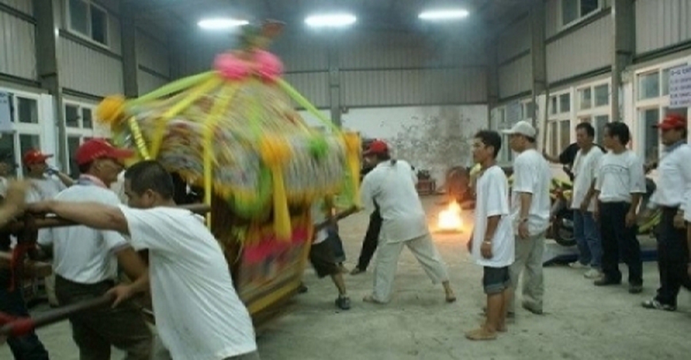 高雄校園鬧厲鬼， 媽祖長驅直入校園與鬼王談判，談判破裂媽祖只能給鬼王來硬的