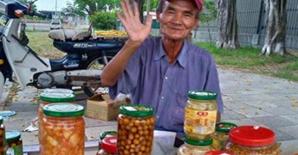 不做就沒飯吃，73歲阿公賣醬菜獨扛家計風雨無阻，老伴兒孫全靠他，網淚呼籲：用新台幣下架他