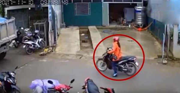 監控拍下恐怖一幕！女子發現不對勁後，扔下摩托車就跑！