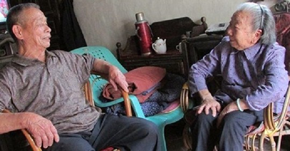 8旬老伯「照顧97歲鄰居奶奶20年」日走2公里只為報恩　病逝後「其子女接棒」繼續照護