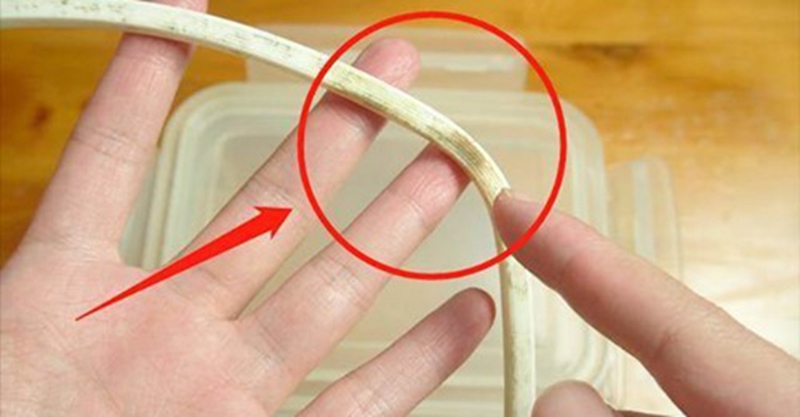 玻璃飯盒密封條不管多黑多黃，學會這招，一擦就掉，又快又省力