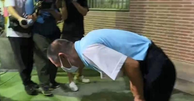 桌球混雙落敗,選手老父淚眼鞠躬鄉親奔牆角哭了,談起女兒輸球滿滿為人父不捨:很不甘心