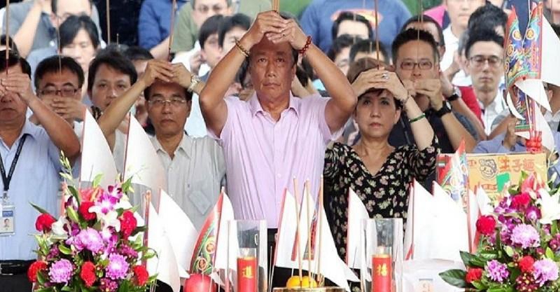 中元普渡超講究,郭台銘除了燒紙錢,桌上供品眉腳超多,網友一看驚呼:難怪事業超成功