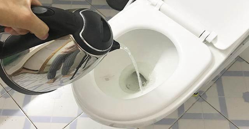 入住酒店時,為什麼要燒壺開水倒進馬桶?資深導遊:照做就對了,早知早好